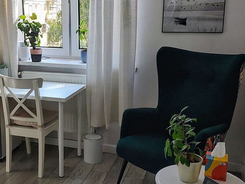 Gabinet psychoterapii w Gdańsku – fotel przy oknie